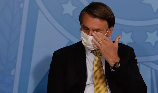 Bolsonaro diz que chora sozinho no banheiro de casa e que Michelle nunca viu