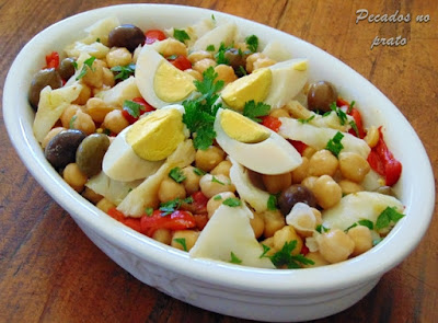 Receita de Meia Desfeita de bacalhau com grão e pimentos