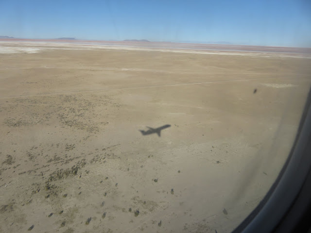 Der Flugzeugschatten auf dem Salar