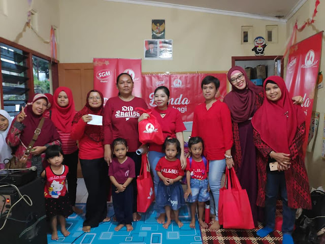 pembagian 5 voucher belanja bagi ibu ibu yang aktif di sesi tanya jawab sharing nutrisi, dan doorprize bagi 3 ibu ibu yang sudah bersedia membantu praktek masak cemilan sehat