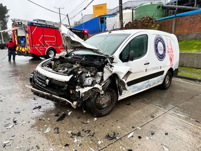 Dos lesionados dejó colisión entre camión y vehículo menor  en Puerto Montt