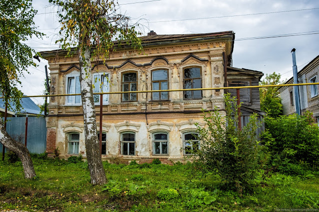 Старый двухэтажный жилой каменный дом