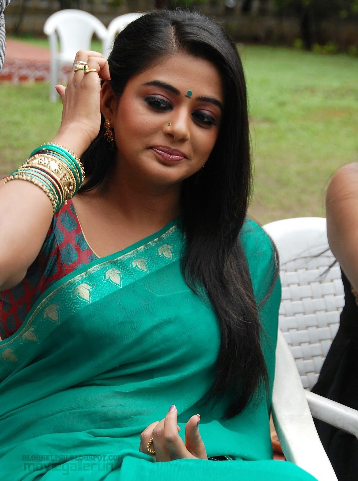 priyamani hot saree stills, priyamani latest hot saree photo gallery ...