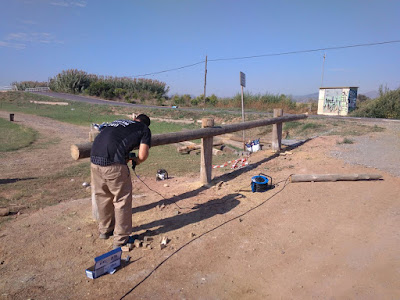 Alumnos/trabajadores de T'Avalem Moncofa colocando el vallado de la zona recreativa del rio Belcaire..