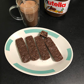 Barres de céréales au Nutella sans cuisson accompagnées d'un moka