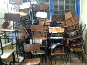 Alunos protestam contra direção e destroem escola