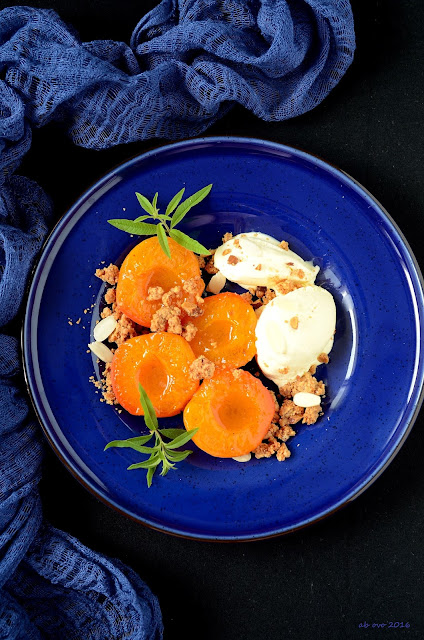 albicocche-alla-erba-cedrina-con-crumble-alle-mandorle-e-gelato-alla-vaniglia