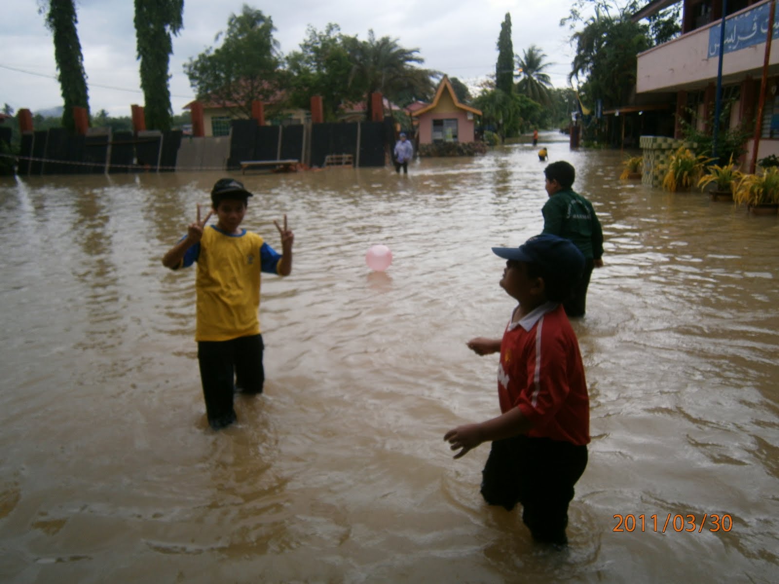 EPAL HIJAU:::: banjir di Sek Keb Padang Melangit, Perlis 