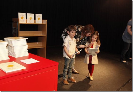 PRESENTACION DE UN LIBRO ESCRITO POR ESCOLARES DEL COLEGIO TREMAÑES EN ATENEO LA CALZADA