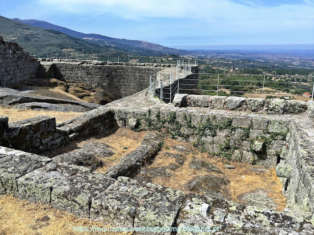 Pátio militar em formato triangular do Castelo de Linhares da Beira