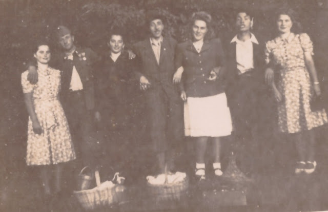 Kovács Lajos a kép közepén, falusi fiatalokkal