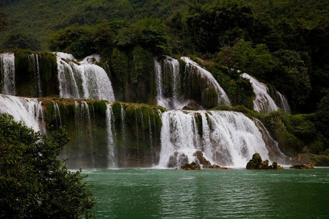 2  places of Vietnam are in the top 10 most amazing natural wonders in Asia