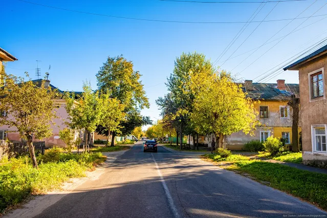 Улица среди малоэтажной застройки