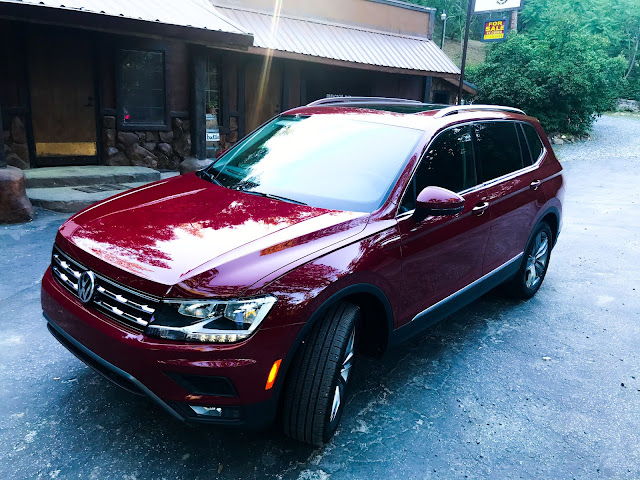 Front 3/4 view of 2020 Volkswagen Tiguan 2.0T SEL with 4MOTION