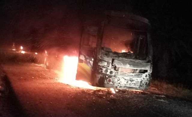 BIG BREAKING:-दंतेवाड़ा में नक्सलियों ने दुबे ट्रेवल और राजधानी यात्री बस समेत ट्रक में लगाईं आग,