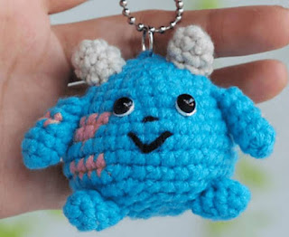 PATRON GRATIS LLAVERO SULLY DE CROCHET 15472