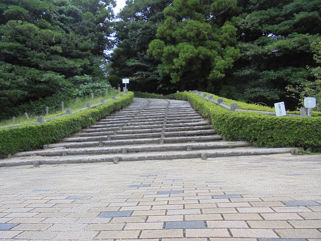 丘の上の伯耆古代の丘公園に行くにはこの階段を登ります