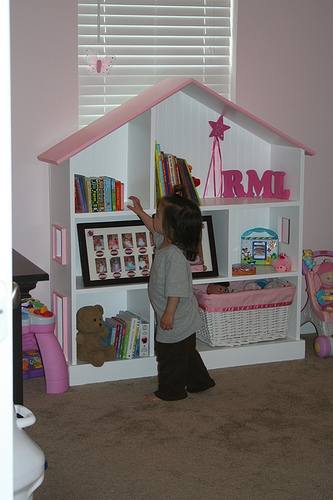 how to build a dollhouse bookshelf