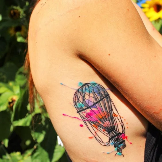 imagen de un tatuaje de globo aerostatico para mujer