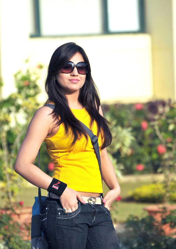 Cute actree Aksha new Yellow dress pics from Ade nuvve sexy stills
