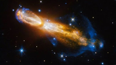  o fenômeno, jatos de gás e poeira são lançados em direções opostas[Imagem: ESA/Hubble NASA - Judy Schmidt] Gigante Vermelha  O telescópio espacial Hubble flagrou o momento da morte de uma estrela, um fenômeno que os astrônomos raramente conseguem ver.  A imagem mostra uma estrela, uma gigante vermelha, em seu estágio final vida, no qual ela libera nuvens de gás e poeira para se transformar em uma nebulosa planetária.  O fenômeno acontece a 5 mil anos-luz da Terra, na constelação de Puppis (ou Popa), não afetando nosso planeta.  A imagem mostra a Nebulosa Cabalash também é chamada de Nebulosa do Ovo Podre por conter muito enxofre - quando combinado com outros, o elemento produz um mau cheiro característico, que lembra o de um ovo estragado.  Num piscar de olhos  Os jatos de gás - que aparecem em amarelo - e a poeira cósmica são liberados em direções opostas a uma velocidade de um milhão de quilômetros por hora.  Os astrônomos dificilmente conseguem capturar essa fase da evolução das estrelas porque ela se dá "num piscar de olhos, em termos astronômicos", segundo a ESA.  O remanescente deverá se tornar uma nebulosa de pleno direito daqui a cerca de mil anos.  Evolução das estrelas  As estrelas têm diferentes fases de evolução, que duram bilhões de anos. Quase no fim da vida, elas se transformam em gigantes vermelhas, que se tornam nebulosas planetárias e, por último, em anãs brancas.  Os astrônomos calculam que o Sol, por exemplo, se tornará uma gigante vermelha daqui a cinco bilhões de anos.  Quando isso ocorrer, calcula-se que ele ficará 200 vezes maior e deverá "engolir" os planetas mais próximos, entre eles a Terra.    FONTE: BBC