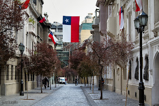 Calle París con las banderas típicas de las Fiestas Patrias