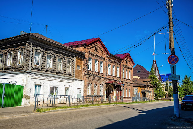 Два старых дома вдоль улицы