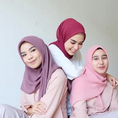 Ini Dia Warna Warna Hijab Yang Bisa Bikin Kulit Wanita - Warna jilbab yang membuat wajah terlihat cerah