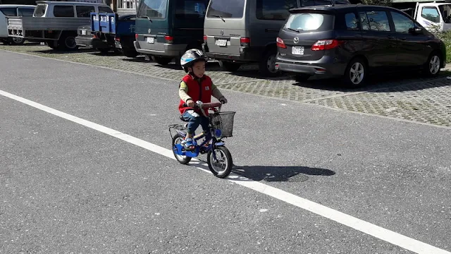 從兩歲開始騎滑步車，到三歲七個月，可以騎兩輪腳踏車了。