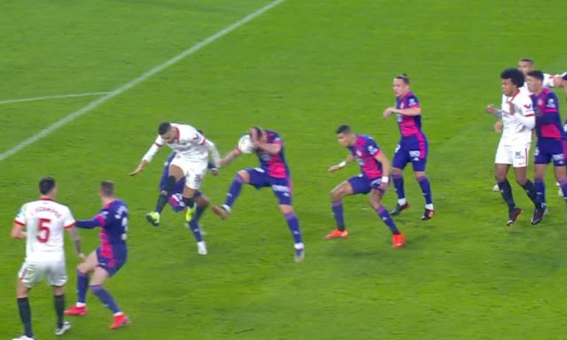 El balón impacta entre la cabeza y el brazo de Fede San Emeterio y Gil Manzano señala penalti. SEVILLA F. C. 1 REAL VALLADOLID C. F 1. 19/12/2020. Campeonato de Liga de 1ª División, jornada 14. Sevilla, estadio Ramón Sánchez Pizjuán.