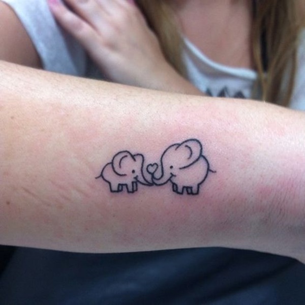 Um estilo cartoon mãe elefante mãos um coração para o seu filho neste tatuagem.