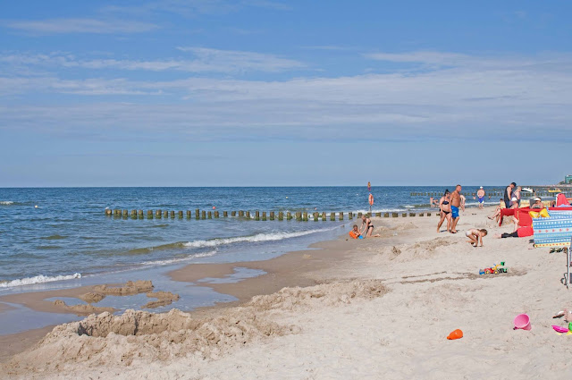 plaża w Dziwnowie, widok na nabrzeże