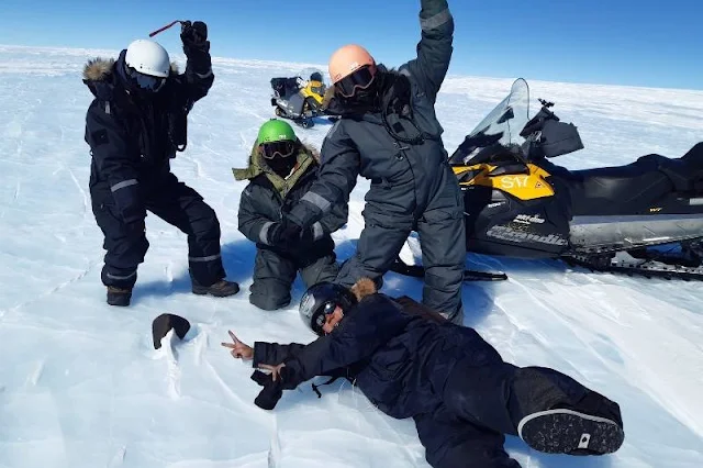 Los investigadores con su hallazgo de 7,6 kilogramos. Casco blanco: María Schönbächler. Casco verde: María Valdés. Casco negro: Ryoga Maeda. Casco naranja: Vinciane Debaille. Imagen: María Valdés.