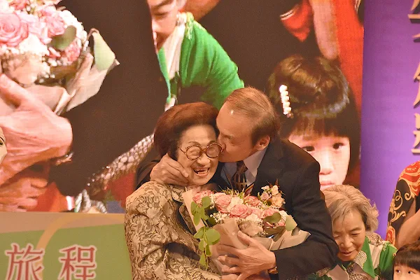 ▲周志中醫師向媽媽獻吻，感謝媽媽平日的教誨與鼓勵。（彰基醫院提供）