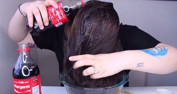 She Pours A Bottle Of Coca On Her Hair: The Result Is Incredible