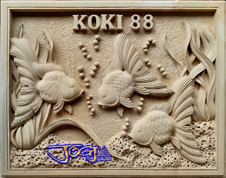 Relief Ikan koki 88 dibuat dari batu alam putih (batu jogja) gambar ukiran berbentuk timbul diatas lempengan batu alam