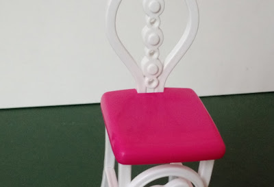 Brinquedo de plástico, cadeira branca, assento cor de cereja da Barbie  R$ 15,00