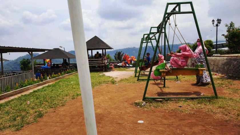 Spot foto taman bermain Bukit idaman gisting