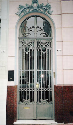 Puerta francesa de hierro y vidrio