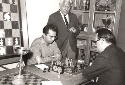 Lorenzo Ponce Sala jugando al ajedrez (2)