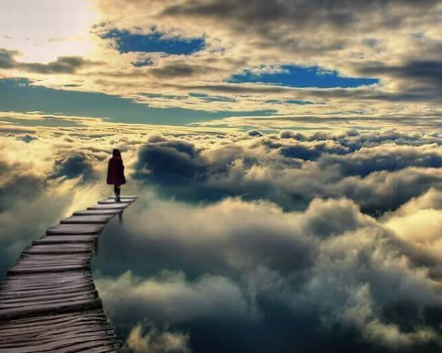 Bulutlara yürüyen kız çocuğu resmi