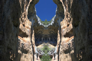 paisaje surrealista, simetría, rocas, gruta, piedra, ventana, cielo, azul, profunda,