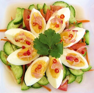 <img src="huevos-con-ensalada.jpg" alt="la cena de la dieta de la Clínica Mayo para la segunda semana"> 