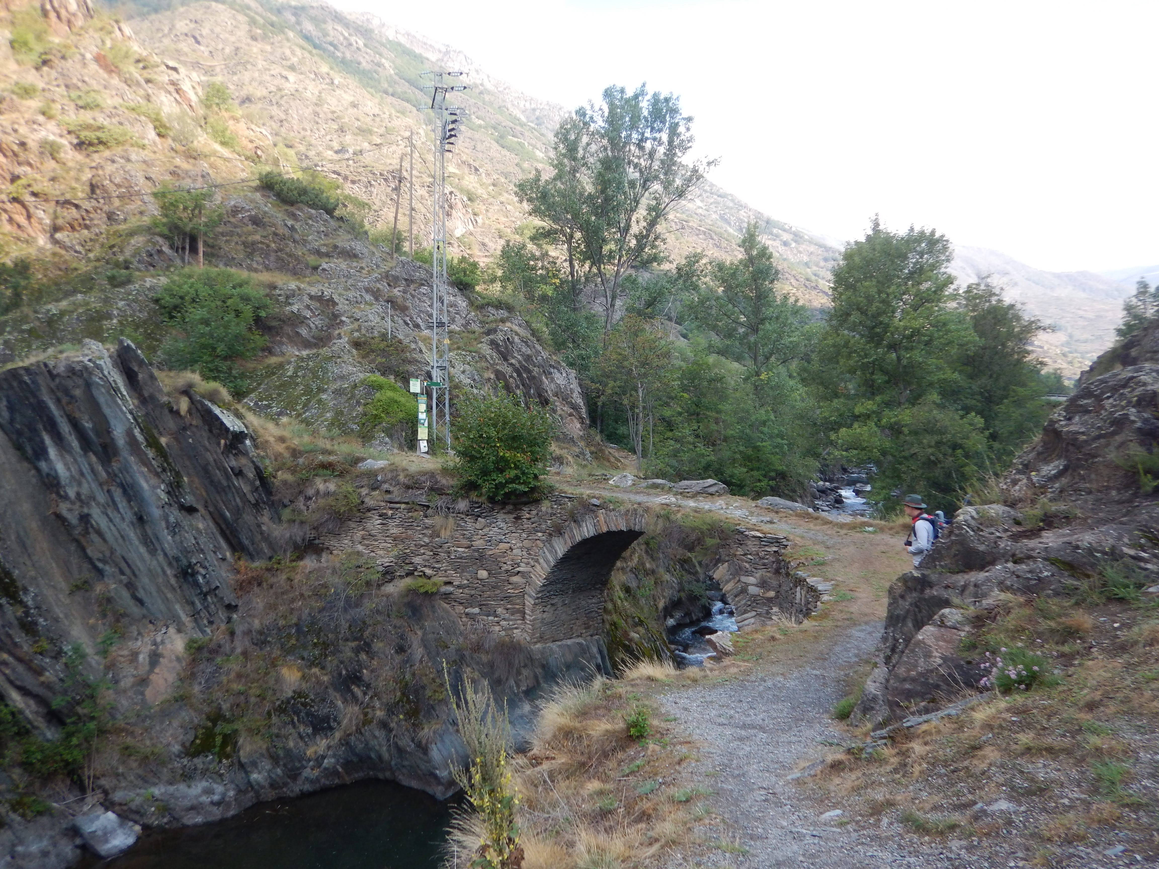Puente medieval que cruza el río Noguera Pallaresa