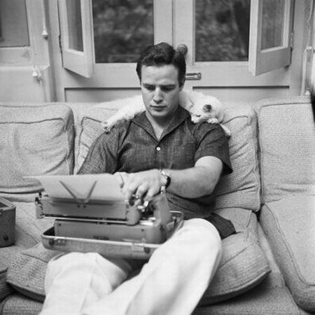 Marlon Brando leyendo