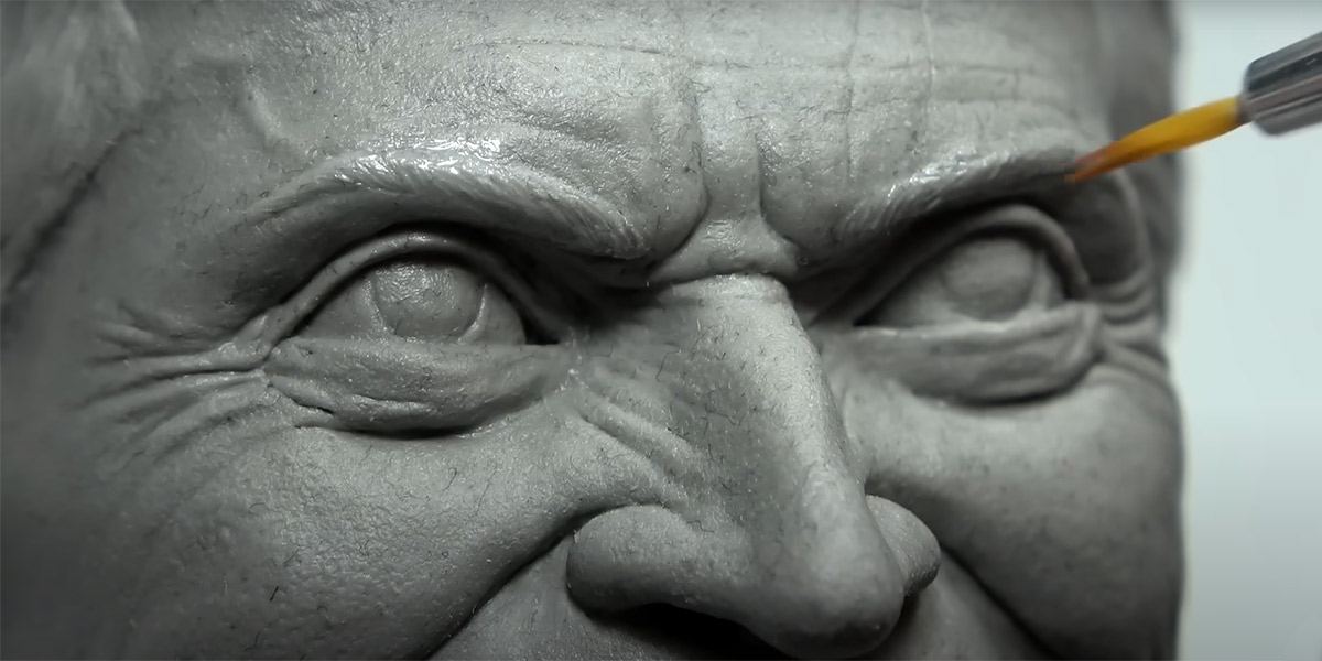 Imagem do rosto de uma escultura do ator Willem Dafoe