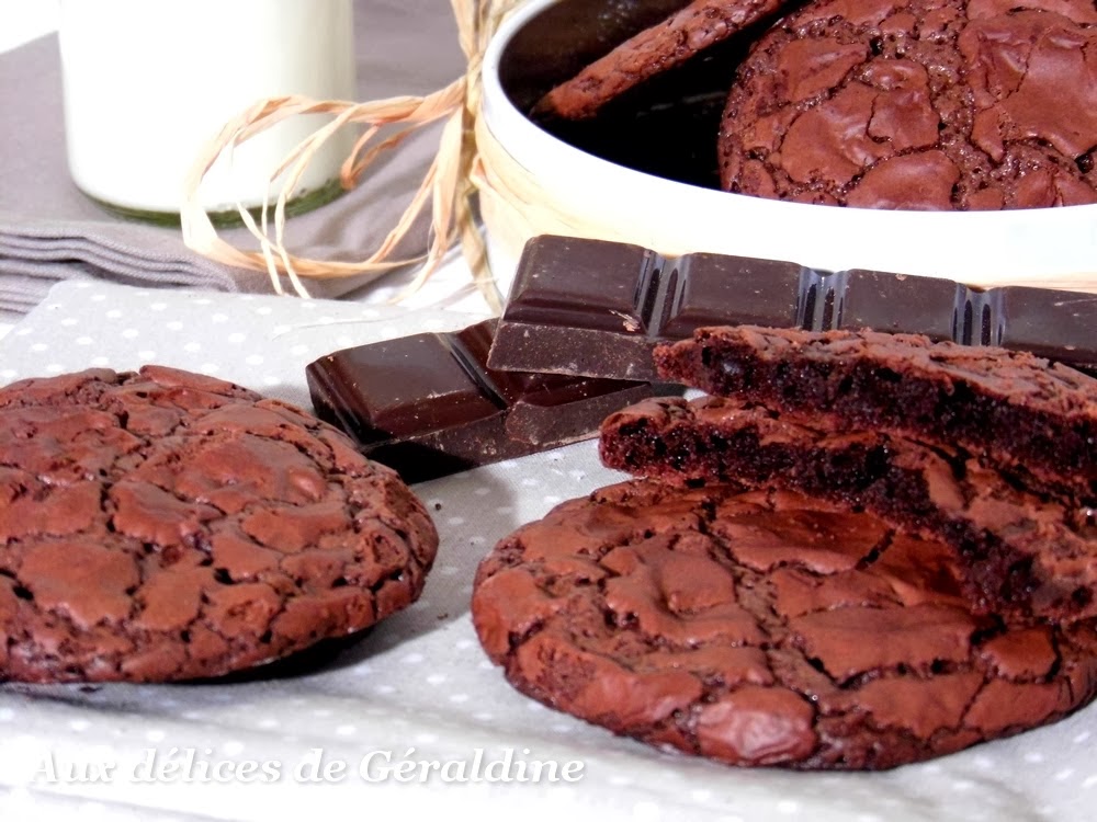 http://delicieusement-votre.blogspot.fr/2013/11/chocolate-brownie-cookies.html