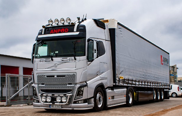 gambar truk box Volvo FH16 IV 750 Globetrotter XL