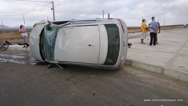 Carro capota na PE-160, próximo ao Moda Center, em Santa Cruz do Capibaribe