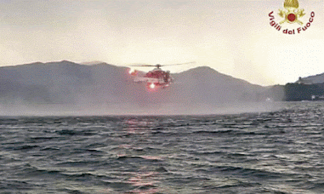 un hélicoptère qui survole le lac Majeur en Italie